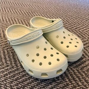 Crocs Classic Clog in Light Green